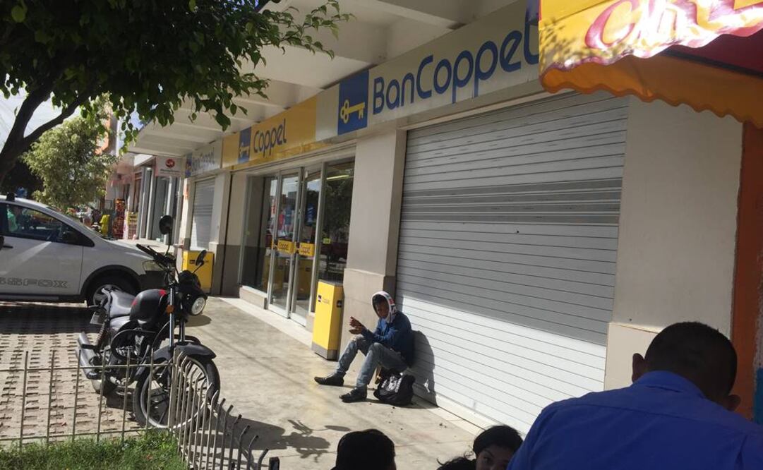 Así trabajan las tiendas Coppel en Chiapas, con cortinas cerradas en aparadores, después de los disturbios del martes en Palenque. Foto: Fredy Martín Pérez EL UNIVERSAL