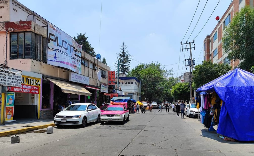 Además de los negocios de alimentos, otra actividad económica que destaca en la zona son los talleres de impresión que ofrecen desde fotocopias engargoladas hasta tesis encuadernadas y ploteo. Foto: Raúl J. Fontecilla.