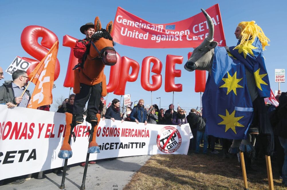 A las afueras del Parlamento Europeo hubo manifestaciones contra el acuerdo; algunos de los eurodiputados detractores califican a CETA de ser un “Caballo de Troya” al servicio de las multinacionales y la seguridad alimentaria (PATRICK HERTZOG. AFP)