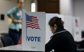 Donald Trump exige que la gente presente prueba de ciudadanía para poder votar; una jueza afirmó que eso viola la separación de poderes. FOTO: EFE