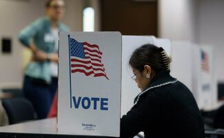 Jueza federal impide que gobierno de Trump exija prueba de ciudadanía para votar; requisito viola la separación de poderes, afirma