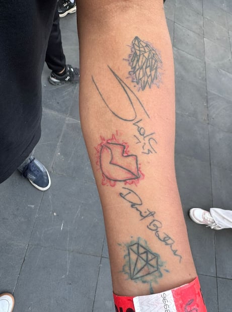 Esaú López, fanático de Shakira acampa, este sábado, 27 de febrero de 2026, en las inmediaciones del Zócalo capitalino.
Foto: César González / EL UNIVERSAL