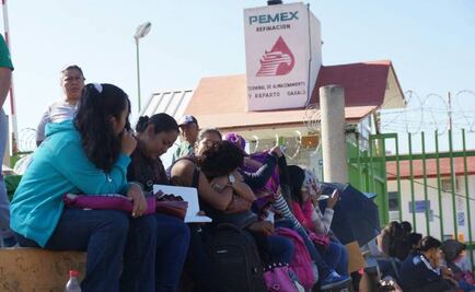 Normalistas bloquean terminal de Pemex en Oaxaca