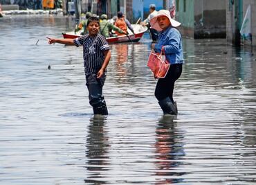 Vuelven lanchas a recorrer calles inundadas de Chalco