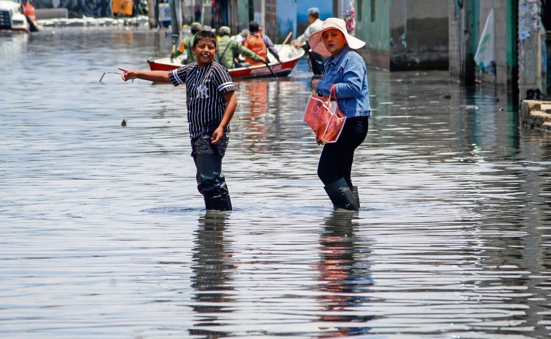 La lluvia del domingo fue de 16 milímetros y la del sábado de 13 milímetros, según el registro de Protección Civil del Edomex, lo que ocasionó que las calles de Culturas de México y Jacalones 1 y 2 se llenaran otra vez de agua. Foto: Luis Camacho|El Universal
