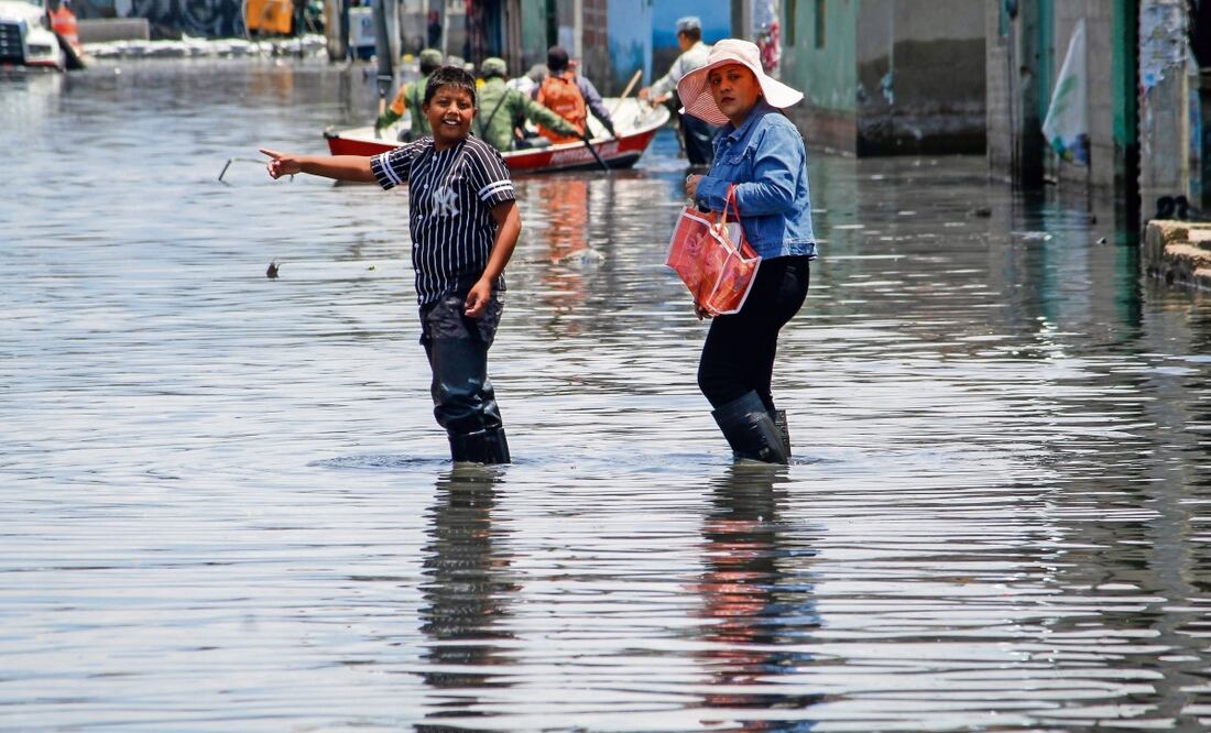 La lluvia del domingo fue de 16 milímetros y la del sábado de 13 milímetros, según el registro de Protección Civil del Edomex, lo que ocasionó que las calles de Culturas de México y Jacalones 1 y 2 se llenaran otra vez de agua. Foto: Luis Camacho|El Universal