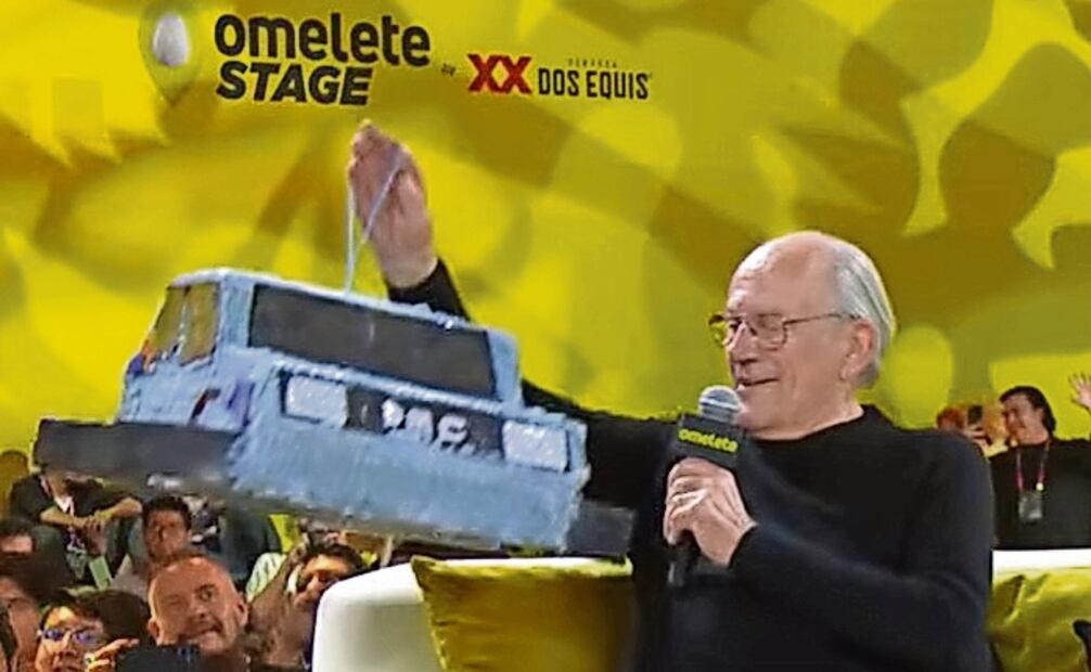 Lloyd recibió una piñata en forma del DeLorean. Foto: Youtube
