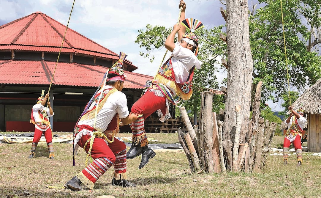 Antes de emprender el vuelo y luego de pedir la bendición de “los abuelos”, los danzantes hacen un baile de ofrenda ante San Miguel Arcángel.
