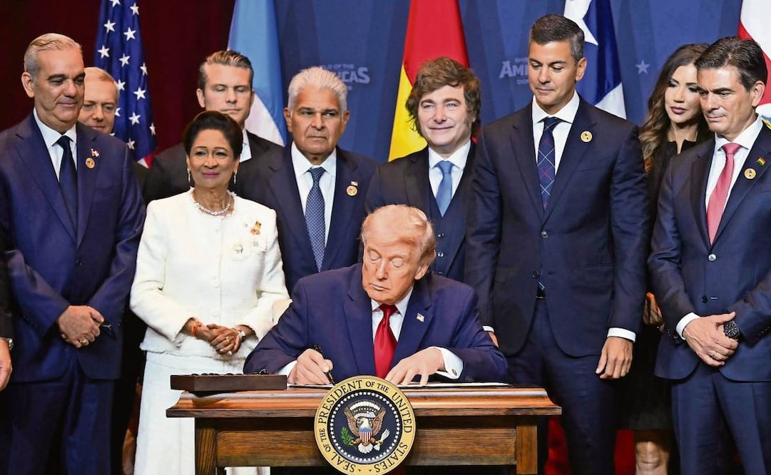 El presidente de Estados Unidos, Donald Trump, al firmar la proclamación en la Cumbre Escudo de las Américas en Miami, Florida, el sábado pasado. Foto: Saul Loeb / AFP