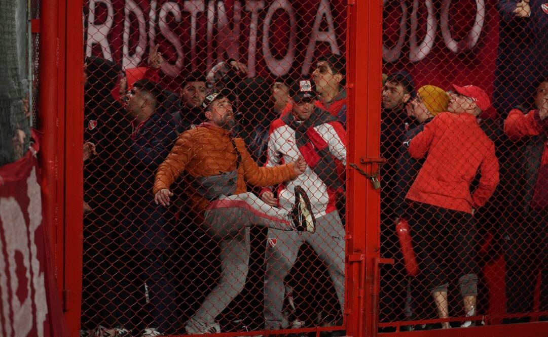 Aficonados del Independiente patean la barra durante la Copa Sudamericana, en juego contra la  Universidad de Chile. Foto: AP/Gustavo Garello