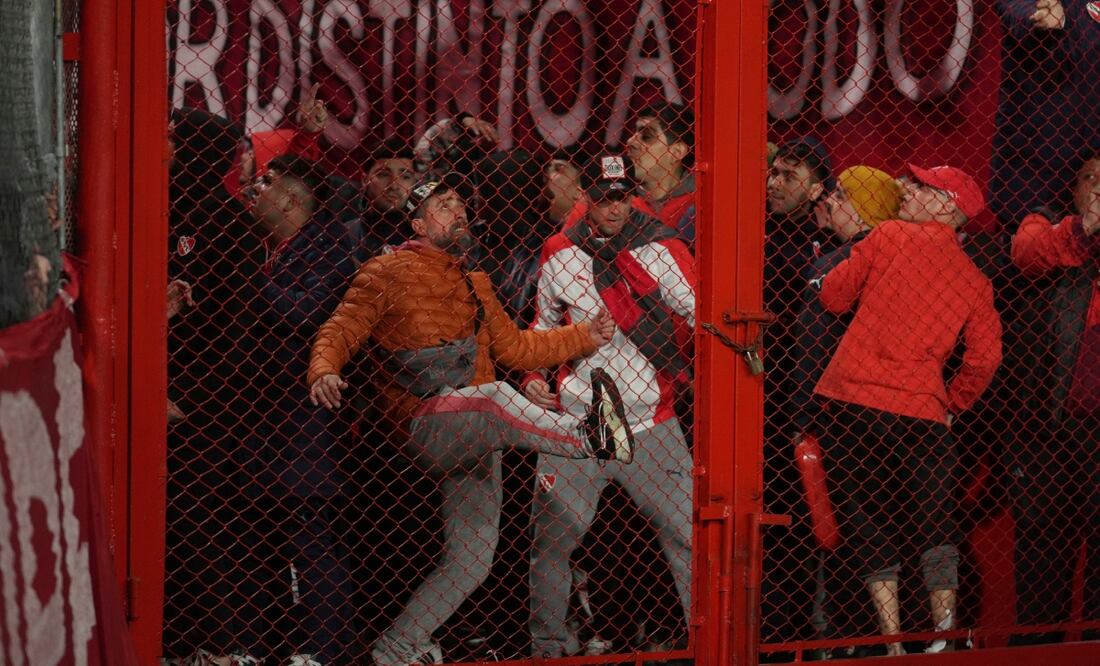 Aficonados del Independiente patean la barra durante la Copa Sudamericana, en juego contra la Universidad de Chile. Foto: AP/Gustavo Garello