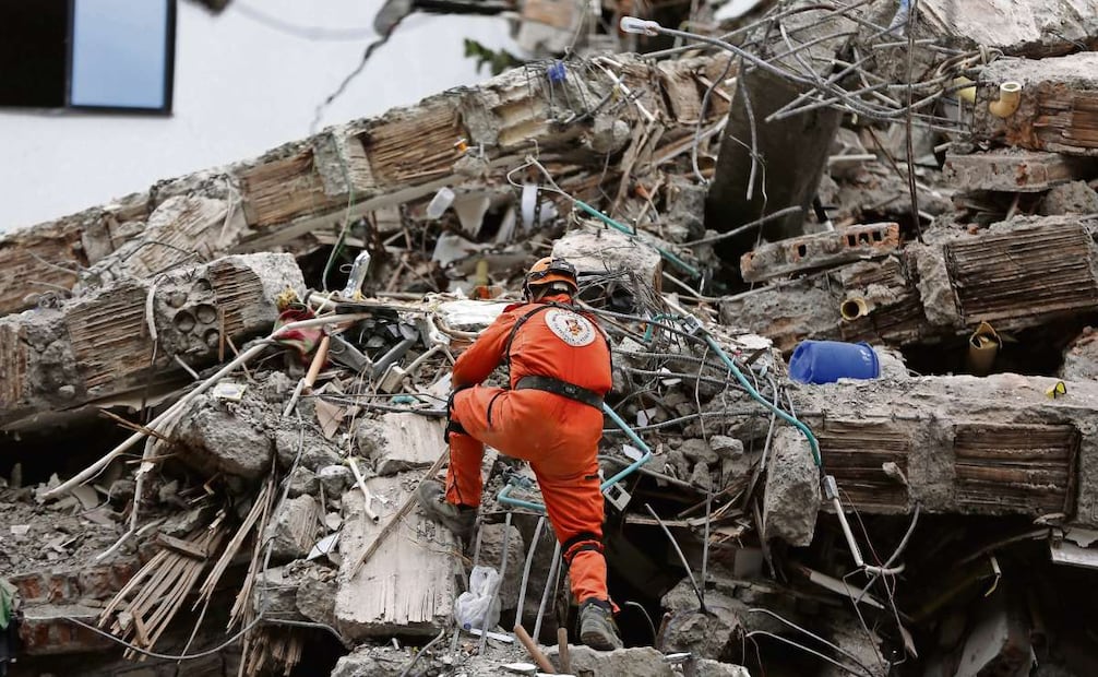 Un integrante de la brigada mexicana de socorristas Los Topos, en una jornada de búsqueda y rescate en Cali. Foto: Ernesto Guzmán/EFE