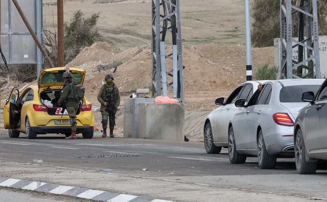 Soldados israelíes inspeccionan un automóvil en un puesto de control a la entrada de la ciudad de Jericó, en la Cisjordania ocupada. Foto: AFP