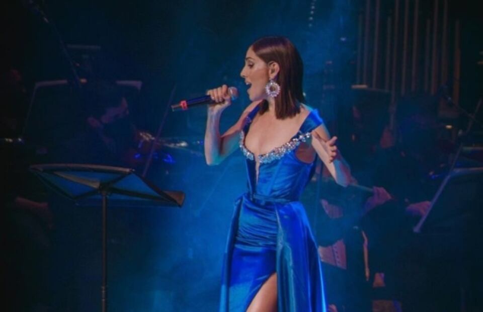 Sandra Echeverría porta vestido de gala con escote hasta el ombligo