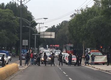 Encapuchados bloquean Insurgentes a la altura de CU