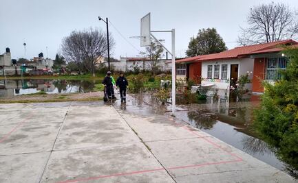 Desbordamiento de canal de aguas negras inunda telesecundaria en Hidalgo