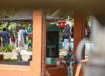 Sepultan a José Muñoz en el Panteón Dolores bajo fuerte dispositivo policiaco; "No nos robarán la utopía"