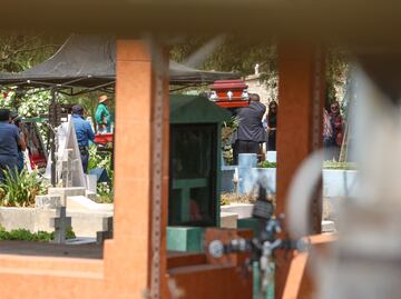 Sepultan a José Muñoz en el Panteón Dolores bajo fuerte dispositivo policiaco; "No nos robarán la utopía"