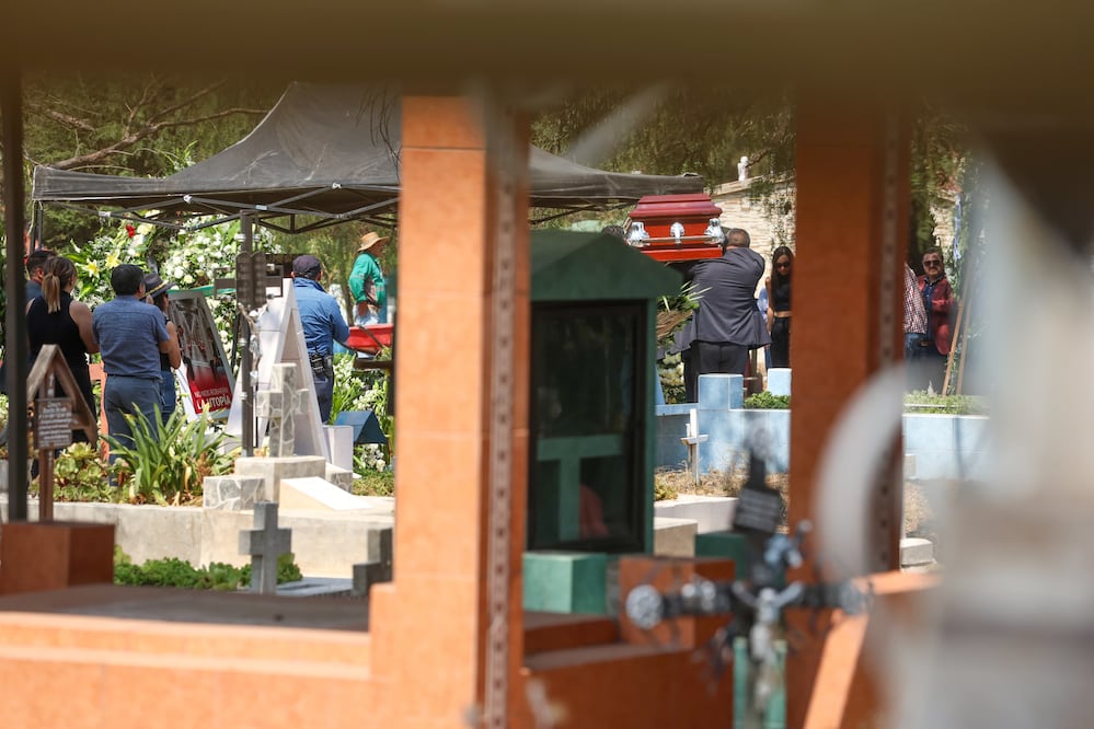 Sepultan a José Muñoz, jefe de asesores de Clara Brugada, asesinado el martes 20 de mayo en Calzada de Tlalpan, al lado de Ximena Guzmán, secretaria particular de la mandataria capitalina. (Foto: Axel Sánchez/ EL UNIVERSAL)