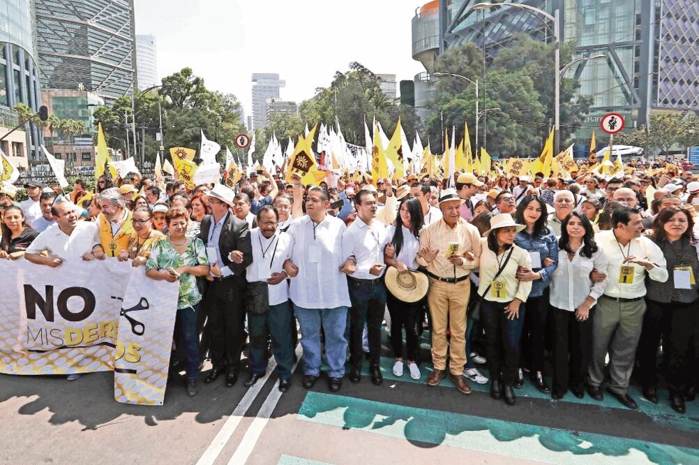 Simpatizantes del PRD, encabezados por la presidenta nacional del partido, Alejandra Barrales, realizaron una protesta que salió del Ángel de la Independencia a la Residencia Oficial de Los Pinos (FERNANDO RAMÍREZ. EL UNIVERSAL)