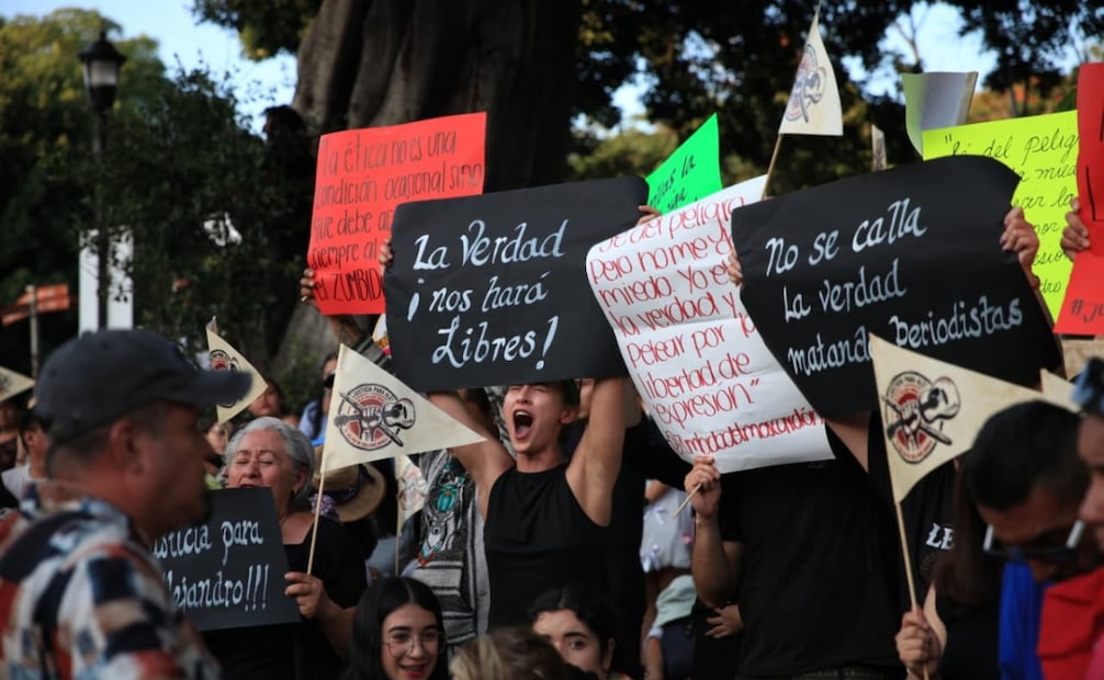 Con lonas y pancartas, vestidos de negro, demandaron a la ciudadanía sumarse a su exigencia. | Foto: Edwin Hernández.