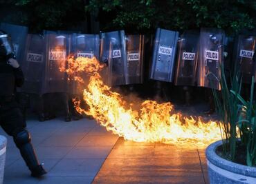 A 56 años de Tlatelolco: Marcha del 2 de octubre se vive entre consignas y enfrentamientos con policías