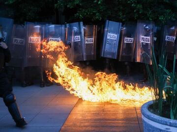 A 56 años de Tlatelolco: Marcha del 2 de octubre se vive entre consignas y enfrentamientos con policías