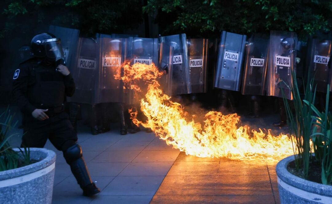 Enfrentamiento entre anarquistas del bloque negro y la policía capitalina luego de la marcha por el 2 de Octubre del 68. FOTO: Diego Simón Sánchez/EL UNIVERSAL