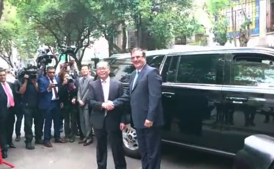 El próximo canciller de México, Marcelo Ebrard, despide al embajador de China en México tras una reunión con el virtual presidente electo, Andrés Manuel López Obrador (Foto: tomada de video)