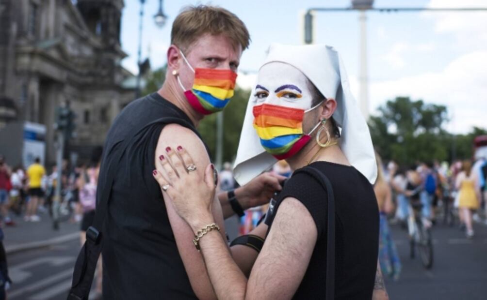 Pese a detenciones, miles participan en marchas del Orgullo LGBT+ en Europa