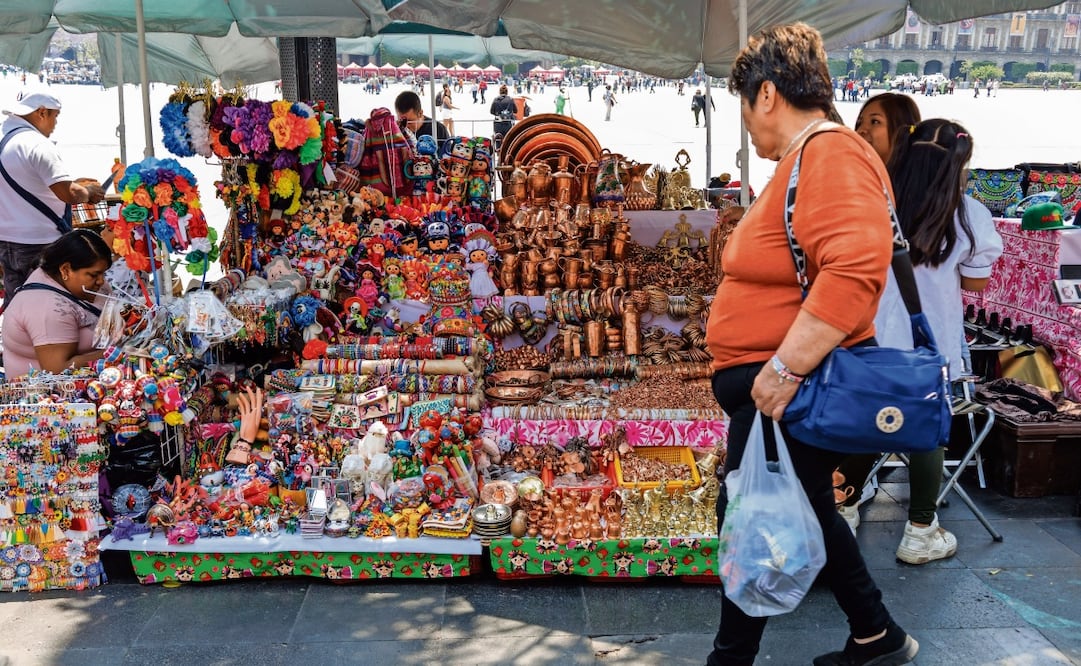 Morrales, muñecas, pulseras, anillos, ropa y aretes son algunas de las piezas producidas en serie que se venden en los alrededores del Zócalo de la Ciudad de México, así como en mercados y plazas de todo el país. Foto: Yarertzy M. Osnaya / EL UNIVERSAL
