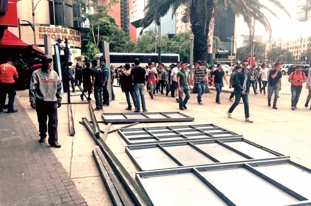 En el centro de la Ciudad de México algunos establecimientos se preparan con vallas para proteger los lugares debido a las marchas por el 1 de mayo (JORGE SERRATOS. EL UNIVERSAL)