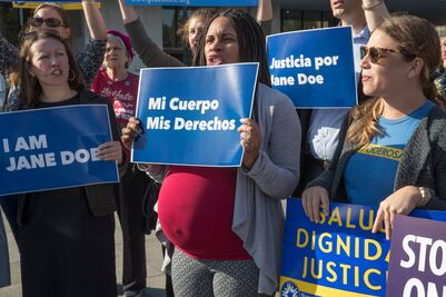 Menor indocumentada aborta tras lucha legal contra gobierno de Trump