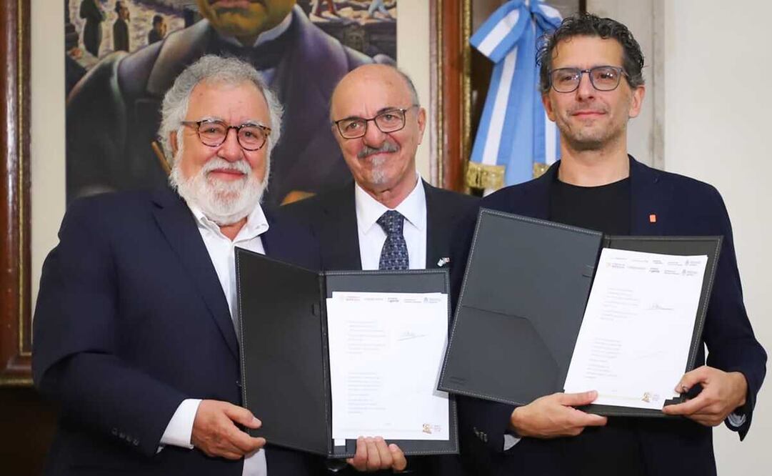 El subsecretario Alejandro Encinas calificó la labor del grupo argentino como una enorme aportación. Foto: Segob