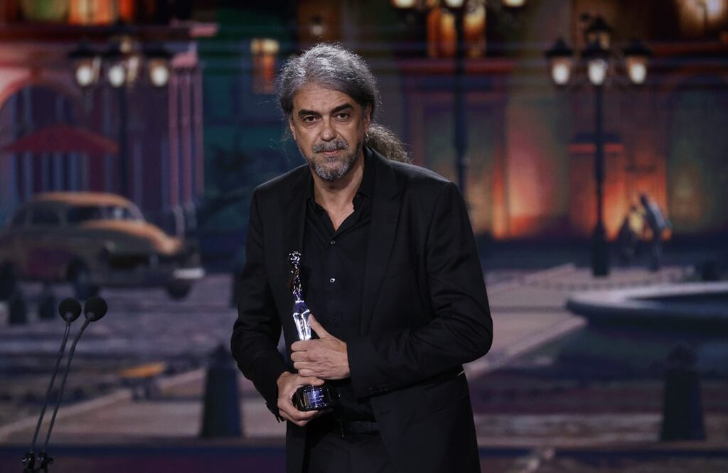 El español Fernando León de Aranoa recibe el premio al Mejor Director por "El buen patrón". Foto: EFE / Chema Moya