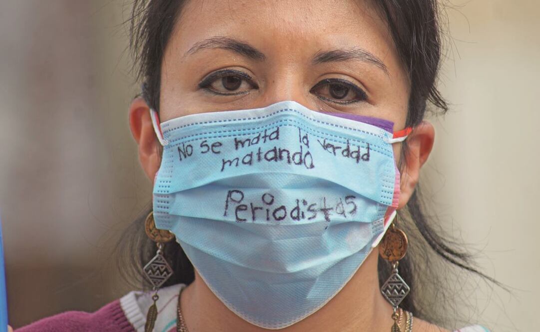 Comunicadores de Oaxaca se congregaron la tarde de ayer en la explanada del Templo de Santo Domingo de Guzmán, en la capital del estado, para protestar por los crímenes contra periodistas. Foto: Edwin Hernández/ EL UNIVERSAL.