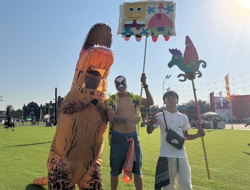 Brandon, Gabo y Dominik Adrián disfrutan del primer día del EDC 2026. Foto: César González/EL UNIVERSAL.
