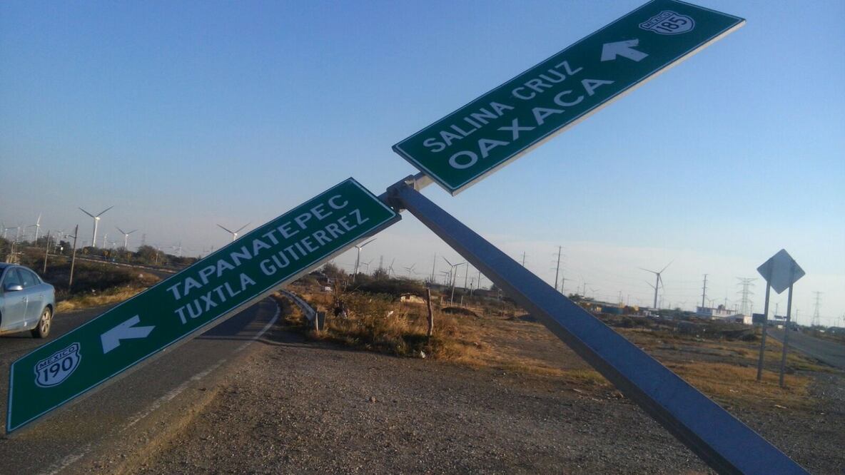 Los fuertes vientos desprendieron 4 letreros de la Secretaría de Comunicaciones y Transporte (SCT) en el tramo La Venta- La Ventosa, además de la caída de 2 árboles en Juchitán y la volcadura de un tráiler (QUADRATÍN)