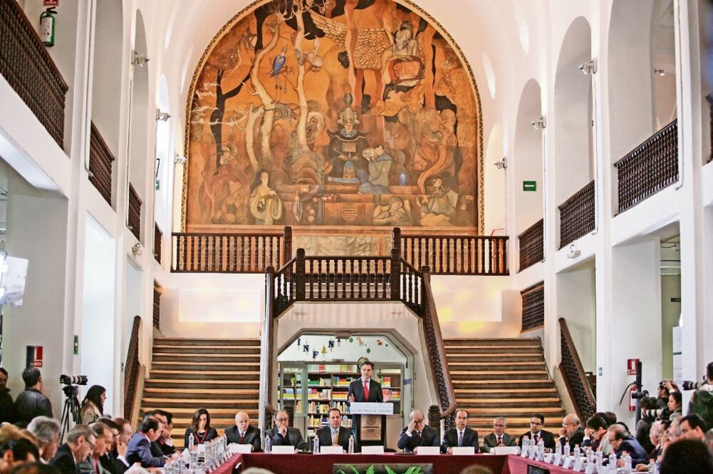 El secretario de Educación Pública, Aurelio Nuño Mayer, durante su discurso en la 15 Reunión Plenaria Extraordinaria del Consejo Nacional de Autoridades Educativas, que se realizó en la biblioteca de la Escuela Primaria 'Benito Juárez' (IVÁN STEPHENS)
