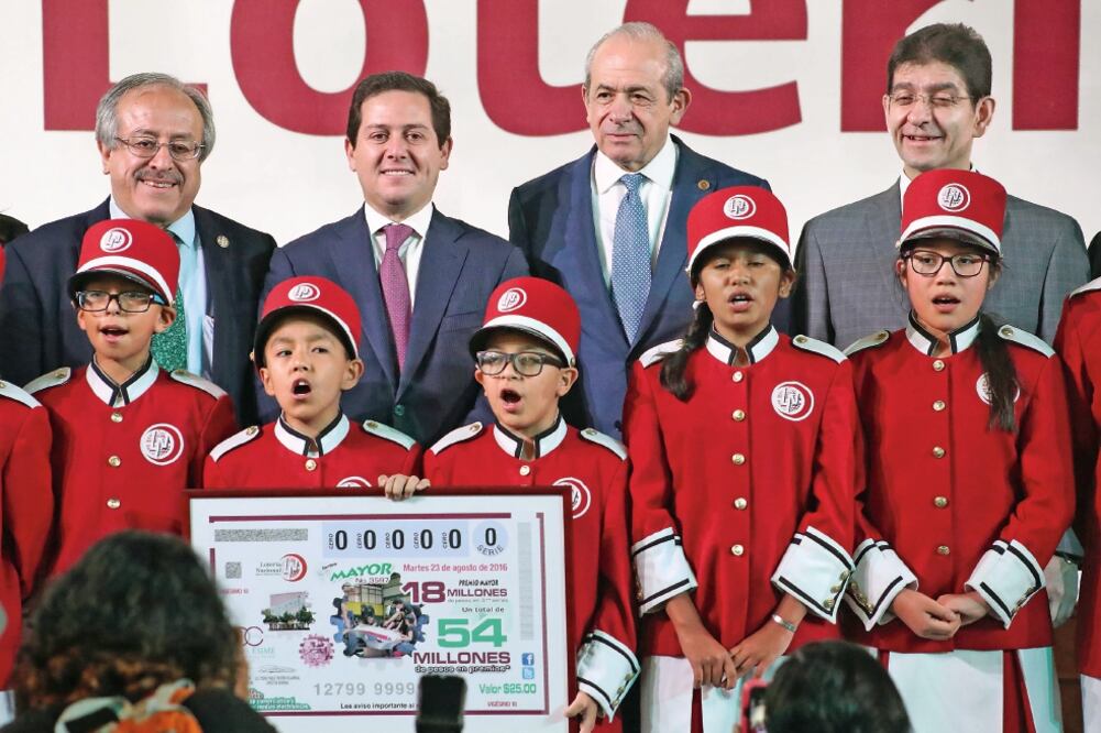 Pedro Pablo Treviño, titular de la Lotenal (segundo de izq. a der.), y Enrique Fernández Fassnacht, director del IPN (tercero), presentaron el billete de Lotería por los 100 años de la Escuela Superior de Ingeniería Mecánica y Eléctrica (ARIEL OJEDA)