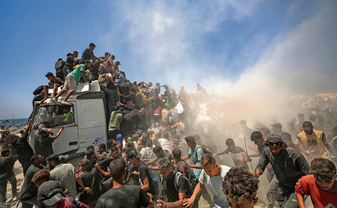 Camiones de ayuda en la franja de Gaza. Foto: Mohammed Saber / EFE