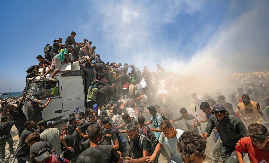 Camiones de ayuda en la franja de Gaza. Foto: Mohammed Saber / EFE