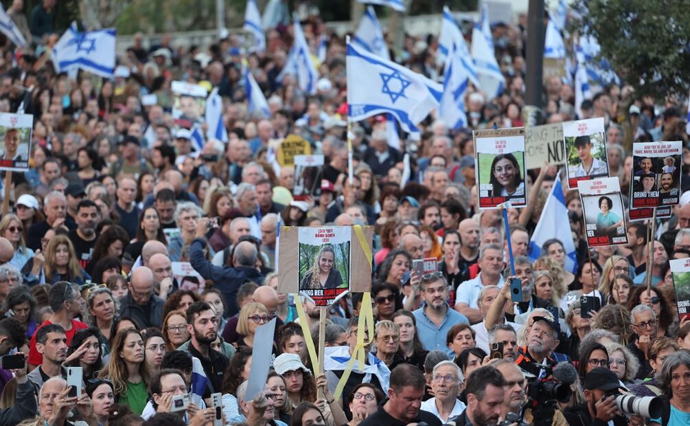 Miles de personas protestan en Israel contra el primer ministro Benjamín Netanyahu y exigen al gobierno de ese país hacer más para la liberación de los rehenes secuestrados por Hamas. Foto: EFE