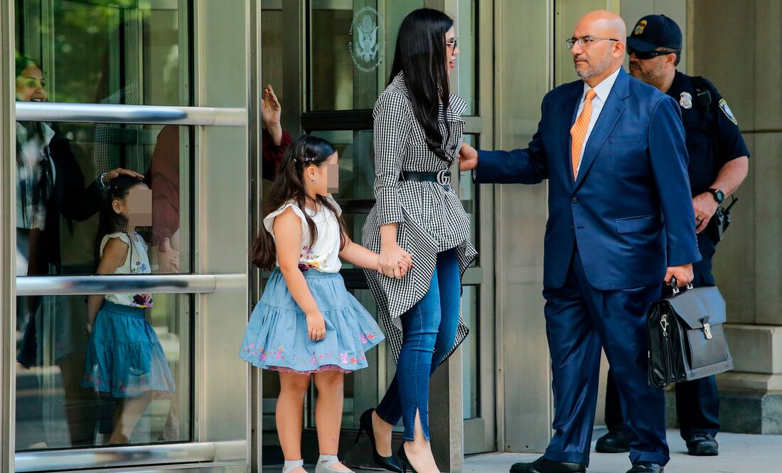Emma Coronel, esposa de Joaquín Guzmán, al salir de la Corte de Brooklyn, Nueva York, acompañada de sus dos hijas tras asistir a la audiencia. (KENA BETANCUR. AFP)
