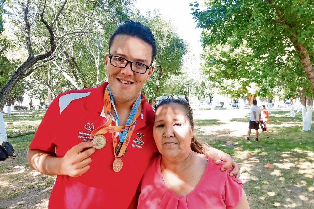 Después de vender dulces afuera de una primaria y una secundaria, María Guadalupe acompaña a su hijo Pedro a sus entrenamientos.