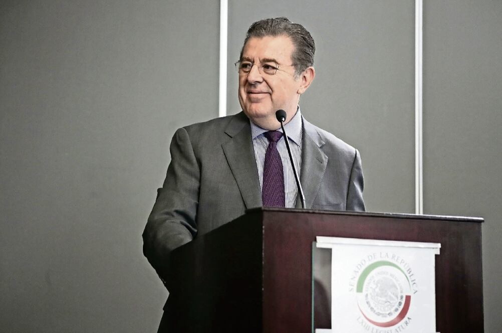 El senador Francisco Búrquez (PAN) entregó ayer más de 100 mil firmas al presidente del Senado, Roberto Gil, con el fin de aplicar esta medida (ARCHIVO EL UNIVERSAL)