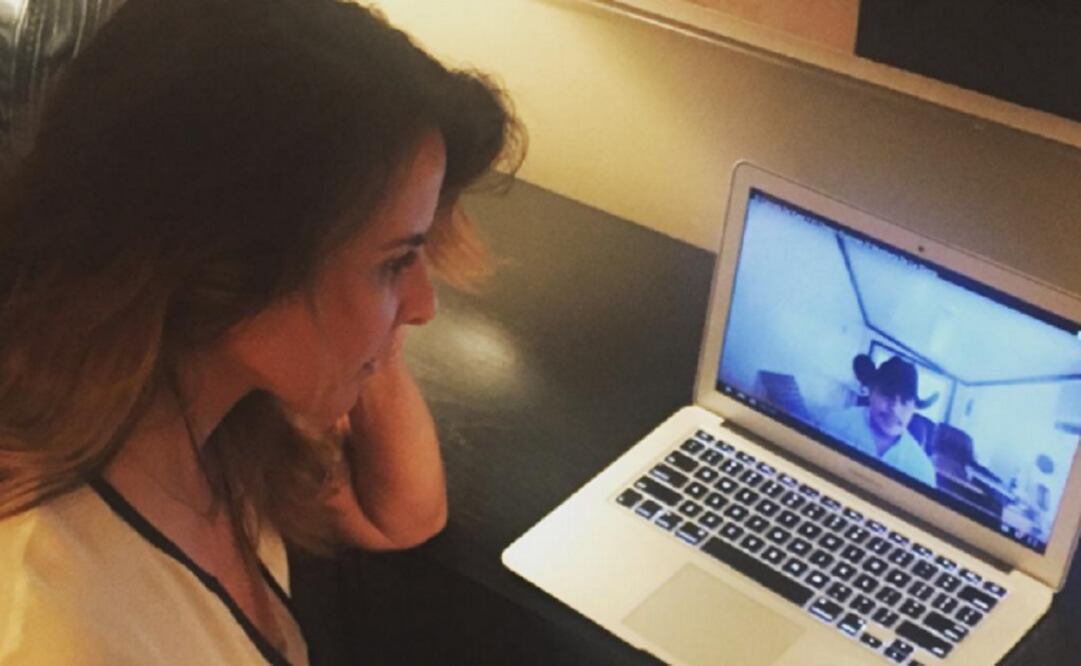 The post was accompanied by a photo of herself looking at a hat-wearing man on a computer screen. (Photo: Taken from Twitter @katedelcastillo) 