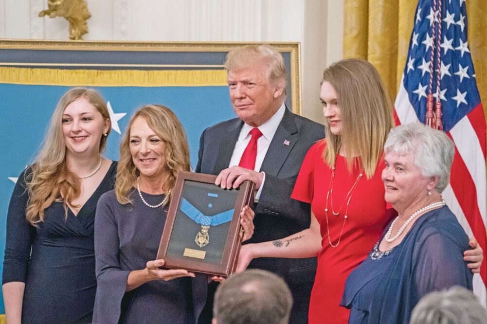 El presidente Donald Trump entrega la Medalla de Honor a Valerie Nessel (segunda izq.), viuda del sargento John Chapman. Es la primera vez que se da este reconocimiento desde la Guerra de Vietnam. (JIM LO SCALZO. EFE)