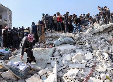“Se me fue mi familia entera”: sirio busca entre los escombros a 30 personas, tras terremoto