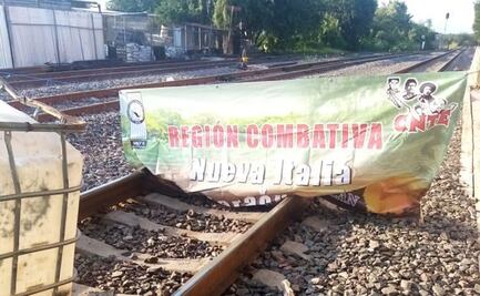 Regresan maestros a las vías del tren en Michoacán; los desalojan de inmediato